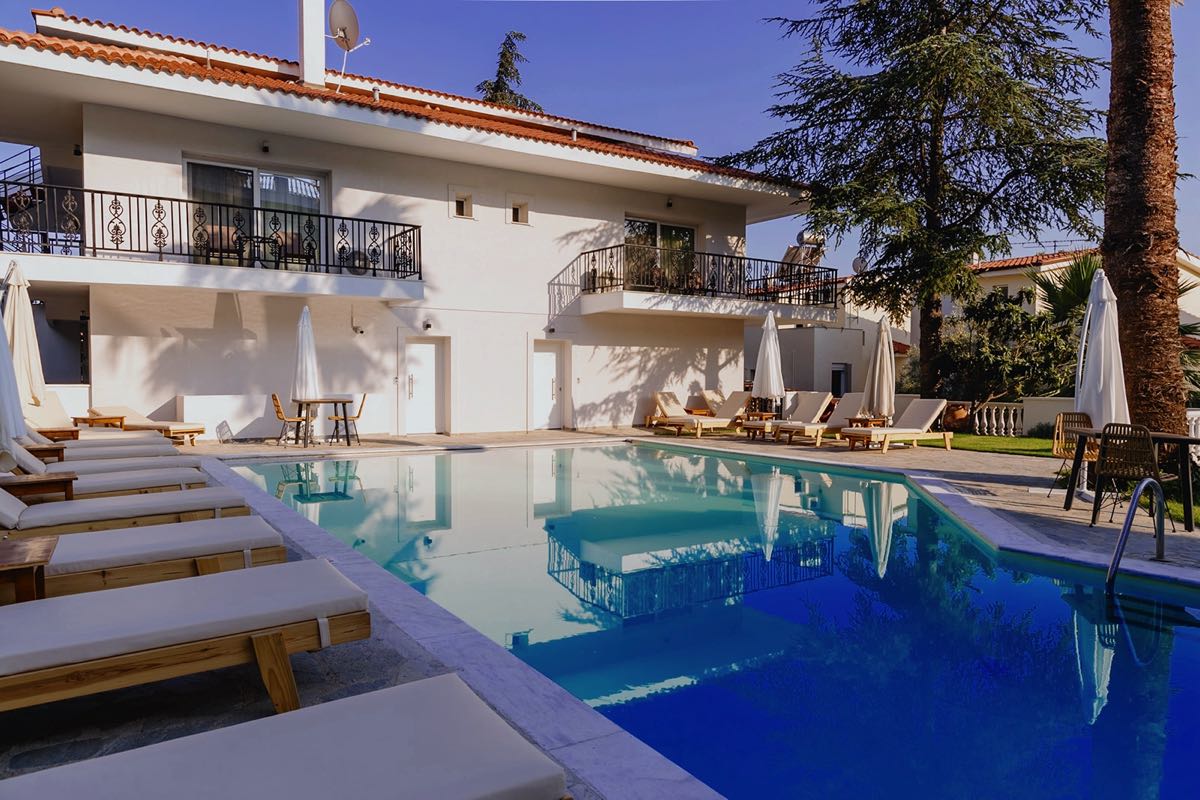 Tiara Holidays - Blue Bay Hotel bazen